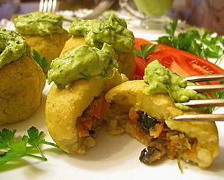 Картофельные зразы с грибами, запеченные в духовке с луковым соусом без муки