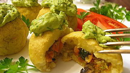 Картофельные зразы с грибами, запеченные в духовке с луковым соусом без муки