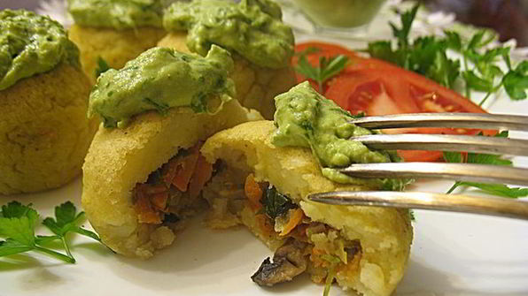 картофельные зразы с грибами, запеченные в духовке с луковым соусом без муки