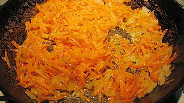 картофельные зразы с грибами, запеченные в духовке с луковым соусом без муки