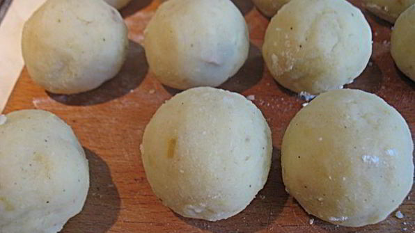 картофельные зразы с грибами, запеченные в духовке с луковым соусом без муки