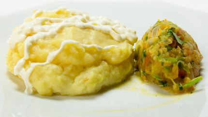 Картофельные зразы с капустой и кабачковой икрой