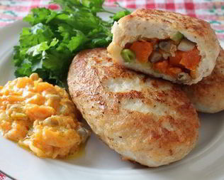 Куриные зразы с тыквой, грибами и соусом