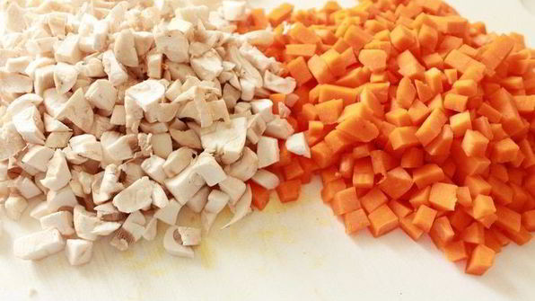 куриные зразы с тыквой, грибами и соусом