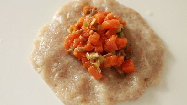 куриные зразы с тыквой, грибами и соусом