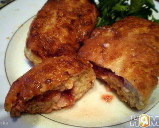 Мясные зразы с клубникой и сыром фета