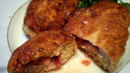 Мясные зразы с клубникой и сыром фета