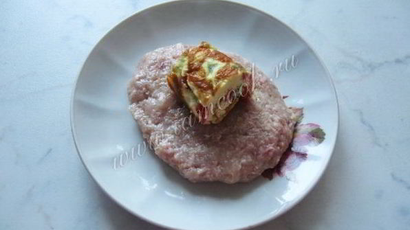 мясные зразы с омлетом
