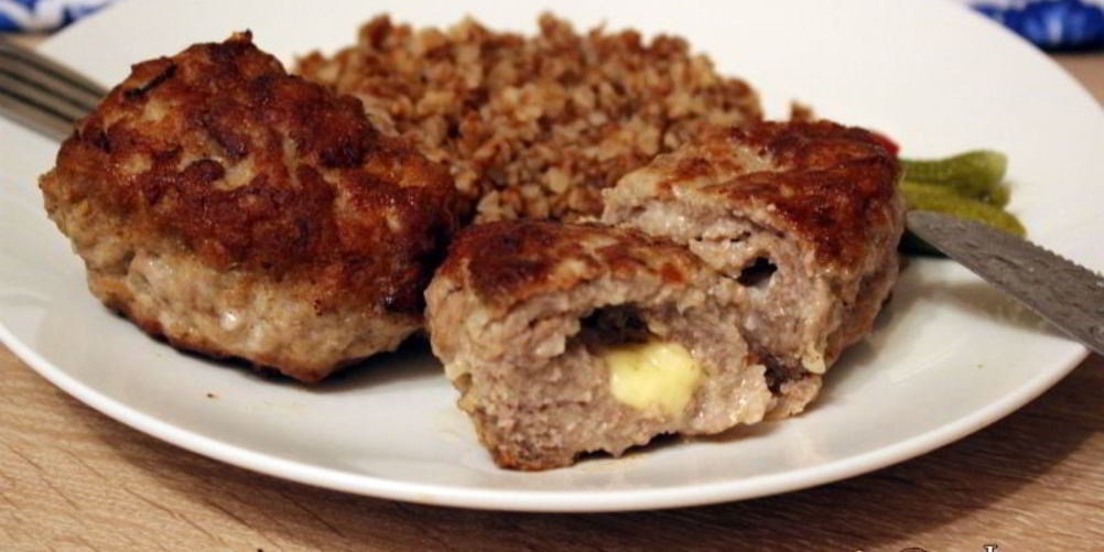 Рецепт мясных зраз с сыром и сливочным маслом
