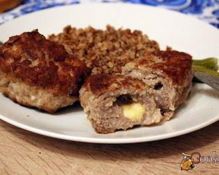 Мясные зразы с сыром и сливочным маслом