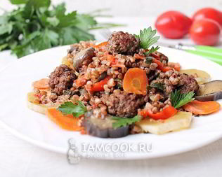 Гречка с фаршем и овощами