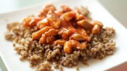 Гречка с курицей в томатном соусе