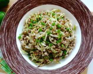 Гречка с огурцом и луком