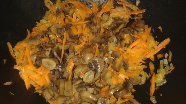 гречка с овощами и грибами в томатном соусе