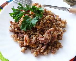 Гречка с овощами и мясной тушенкой