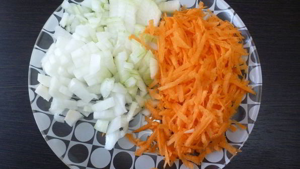 гречка с овощами и мясной тушенкой