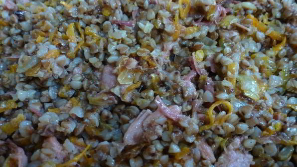 гречка с овощами и мясной тушенкой