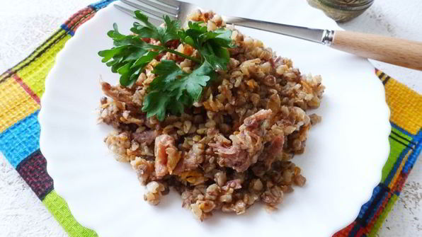 гречка с овощами и мясной тушенкой