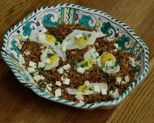 Гречка с перепелиными яйцами и овечьим сыром