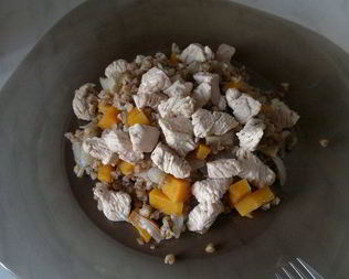 Гречневая каша с тыквой, луком, имбирем и грудка индейки