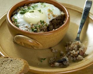 Гречневая каша с яйцом, грибами и куриной грудкой