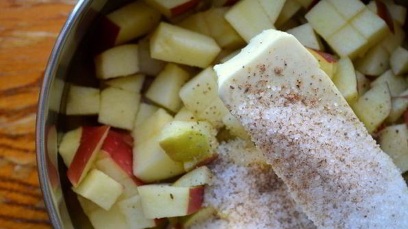 каша из молотой гречневой крупы с томлеными яблоками