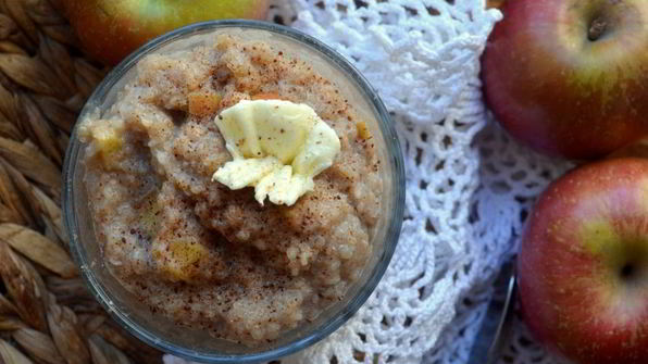 каша из молотой гречневой крупы с томлеными яблоками