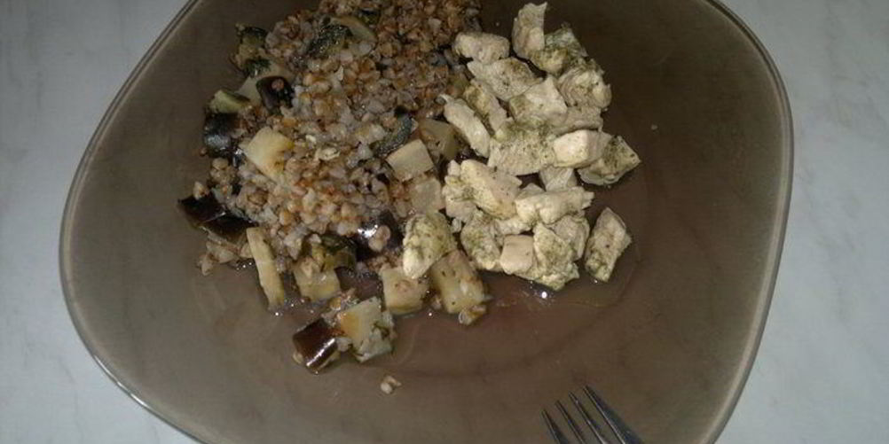 Рецепт куриных грудок с шалфеем и гречка с сельдеерем и баклажаном