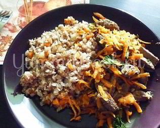 Печень с морковью и зеленью и гречка на гарнир