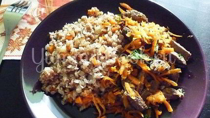 Печень с морковью и зеленью и гречка на гарнир