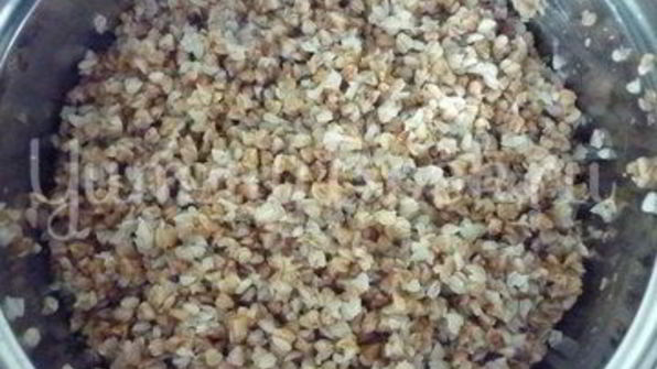 печень с морковью и зеленью и гречка на гарнир