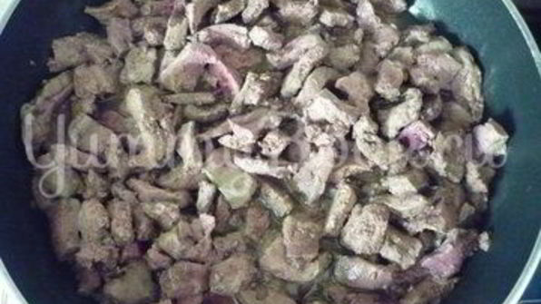 печень с морковью и зеленью и гречка на гарнир