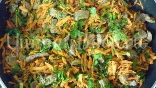 печень с морковью и зеленью и гречка на гарнир