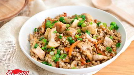 Зеленая гречка со свининой и грибами