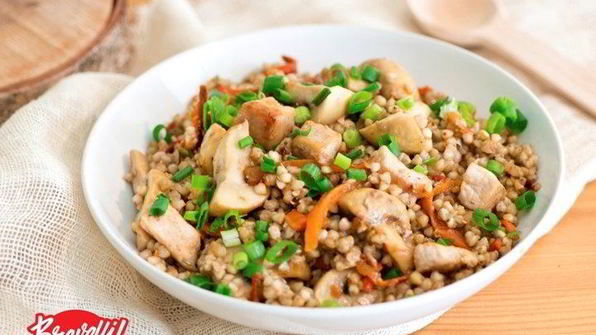 зеленая гречка со свининой и грибами