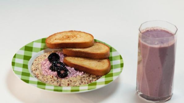 каша из киноа с ежевично-творожным кремом