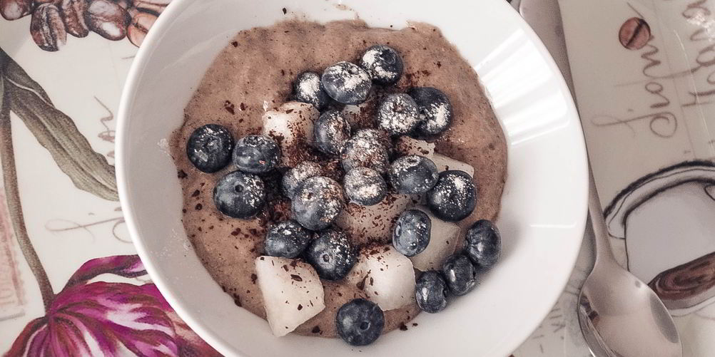 Рецепт льняной каши с голубикой и шоколадной крошкой