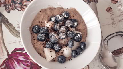 Льняная каша с голубикой и шоколадной крошкой