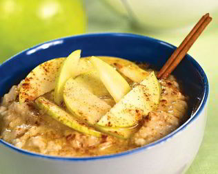Овсяная каша с яблоками и корицей