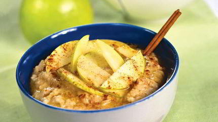 Овсяная каша с яблоками и корицей