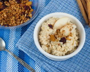 Овсяная каша с яблоком и корицей