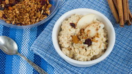 Овсяная каша с яблоком и корицей