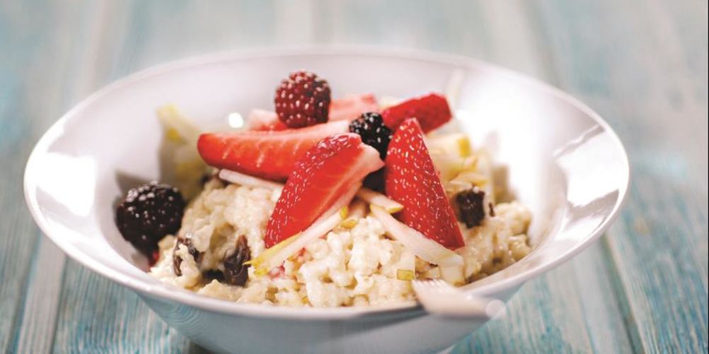 Рецепт овсяной каши с яблоком, изюмом и корицей