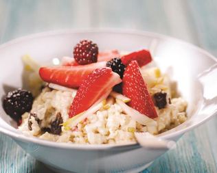 Овсяная каша с яблоком, изюмом и корицей