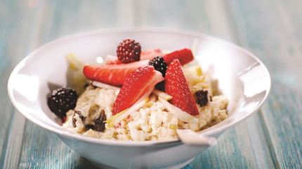 Овсяная каша с яблоком, изюмом и корицей