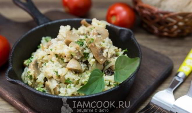 Пшеничная каша с грибами и жареным луком