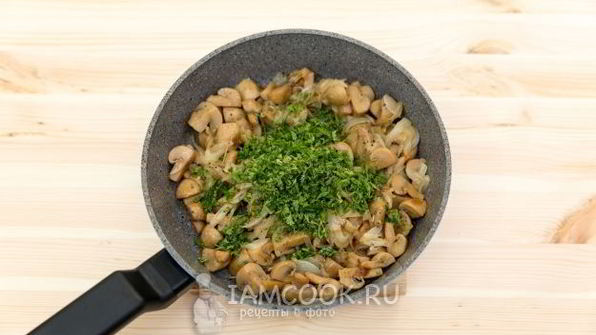 пшеничная каша с грибами и жареным луком