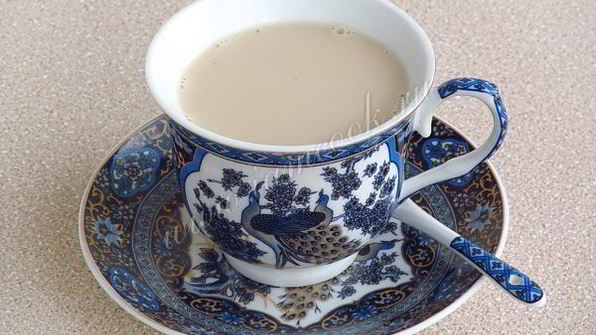 индийский имбирный чай масала с молоком и кардамоном