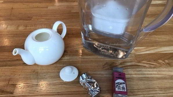 холодный чай с малиной и лимоном