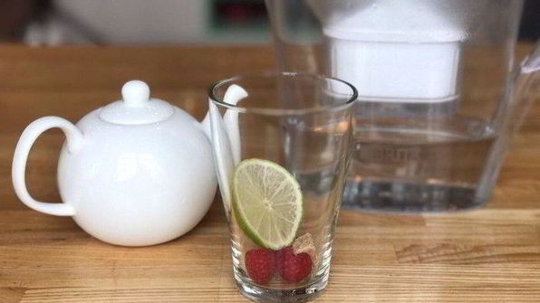 холодный чай с малиной и лимоном